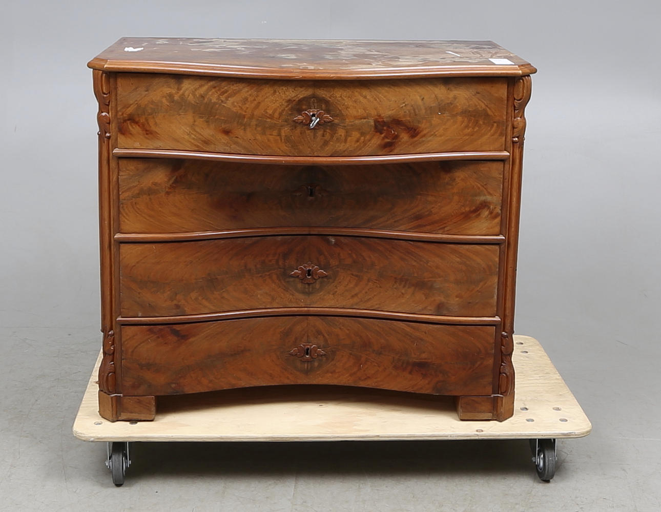 BYRÅ , valnöt, nyrenässans, 1800-talets andra hälft.