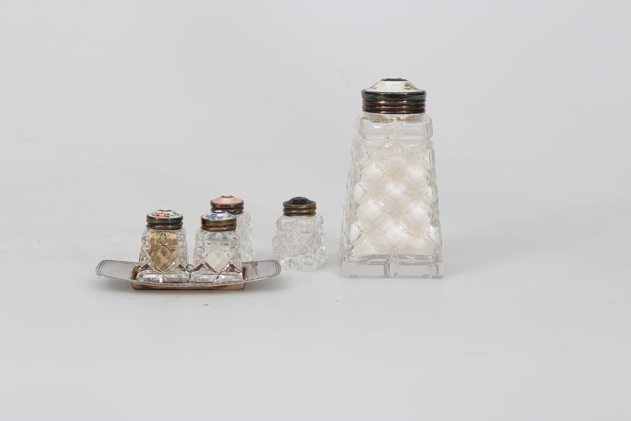 SALTKAR OCH SOCKERSTRÖARE, kristall och silver, 5 delar, Norge.