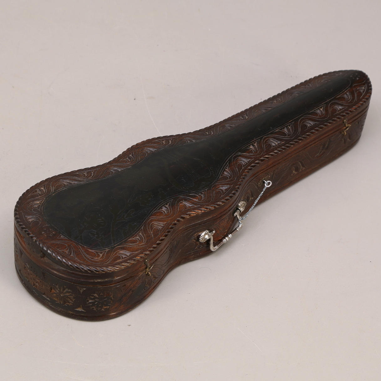 FIOLLÅDA, rikt träskuren dekor, 1800-/1900-tal.