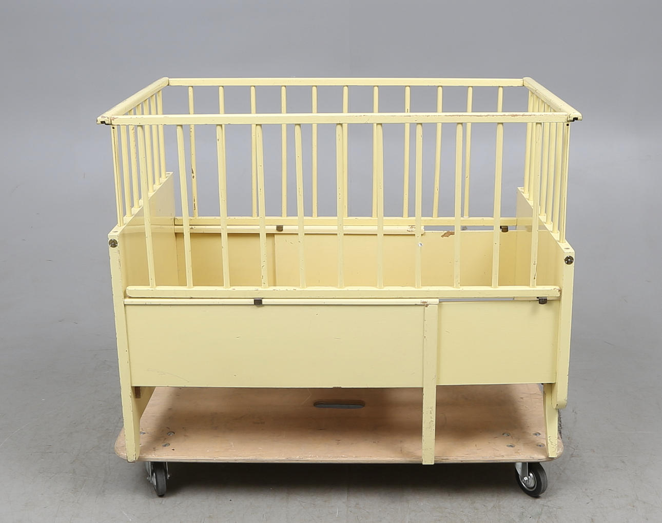 BARNSÄNG, Einars manufaktur AB, Linköping.