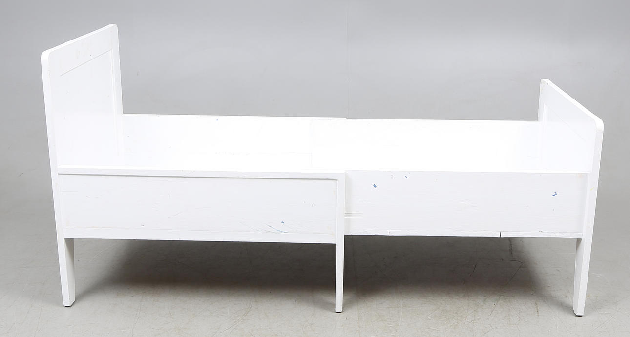 UTDRAGSSÄNG, furu, vitmålad. 1900-tal.