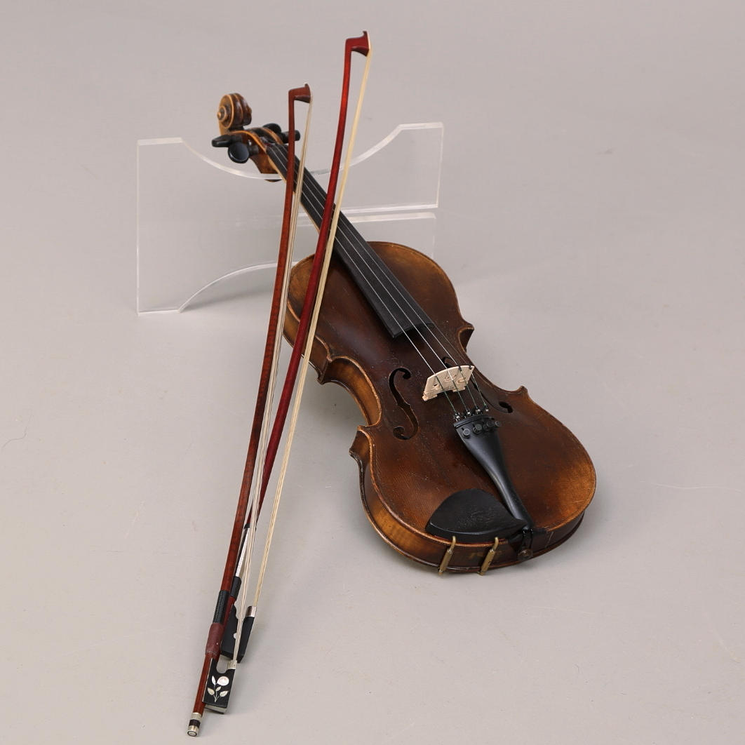 FIOL, stämplad Ole Bull, 2 stråkar, 1900-tal.