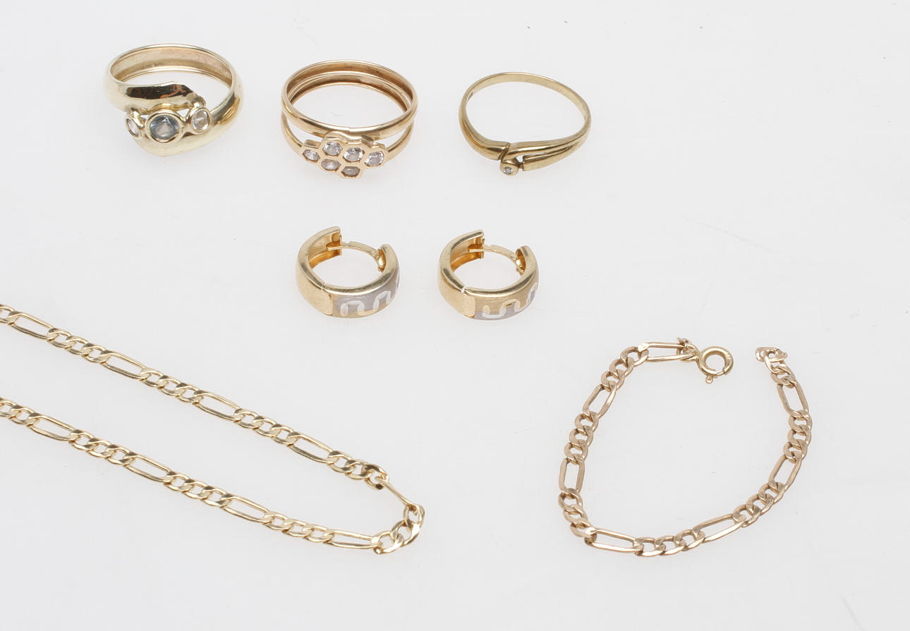 GULDSMYCKEN, 8-14k guld, vikt ca 11,4 gr.