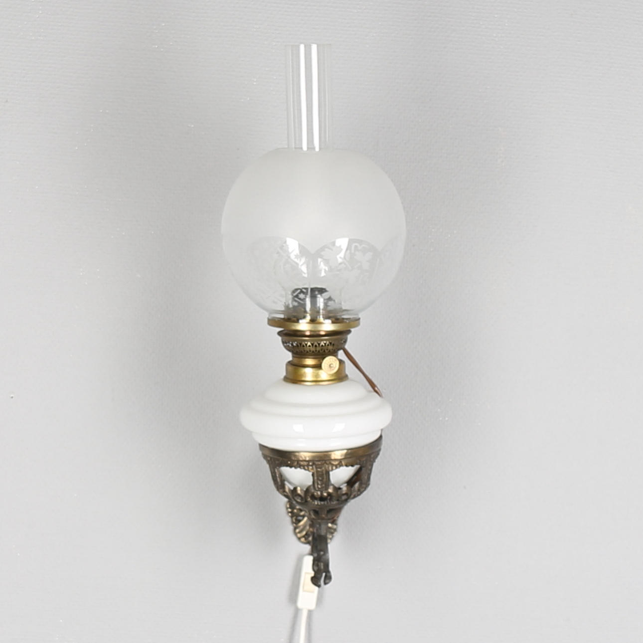 VÄGGFOTOGENLAMPA, mässing och glas, 1800/1900-tal.