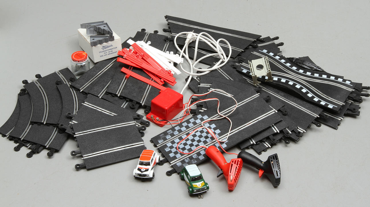 BILBANA SCALEXTRIC , räls, trafo, 2 stycken bilar, köraggregat.