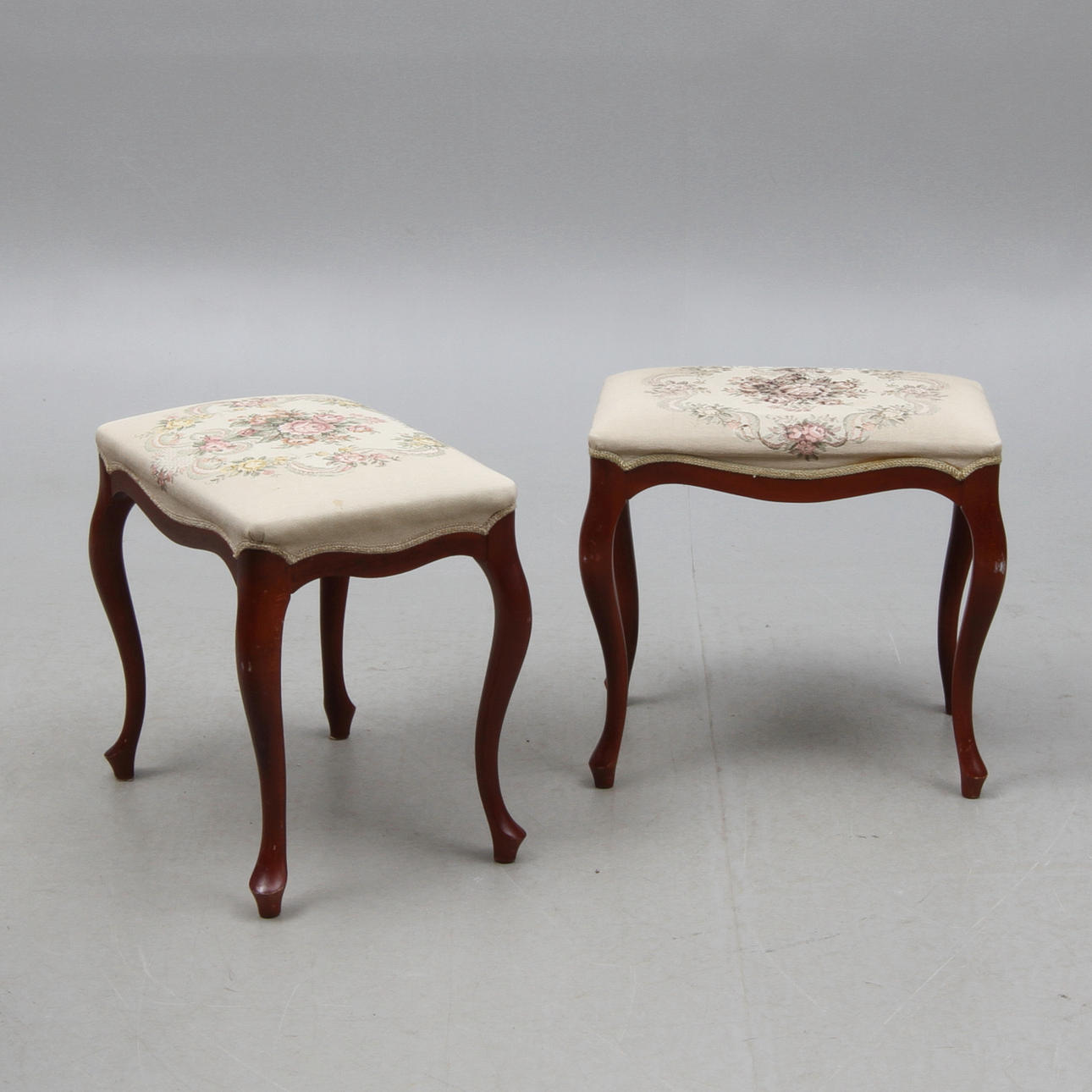 TABURETTER, 2 st, rokokostil, 1900-talets andra hälft.