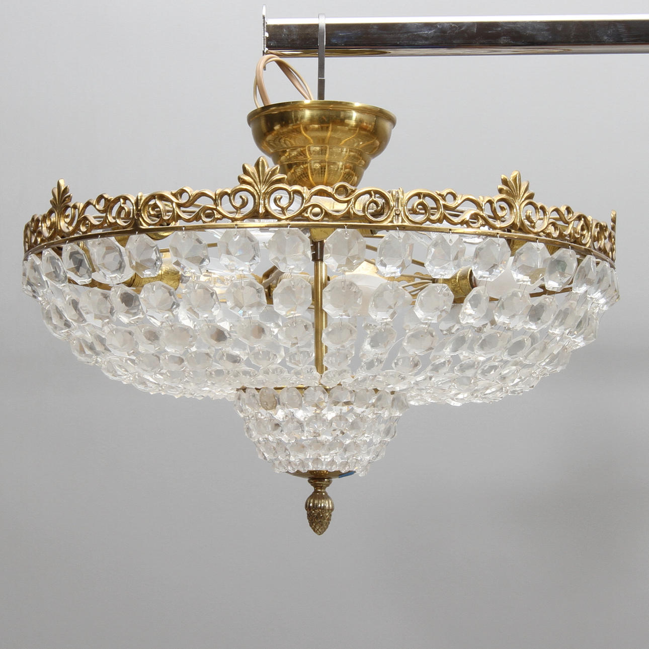 TAKLAMPA, behängd med prismor, Tjekoslovakien.