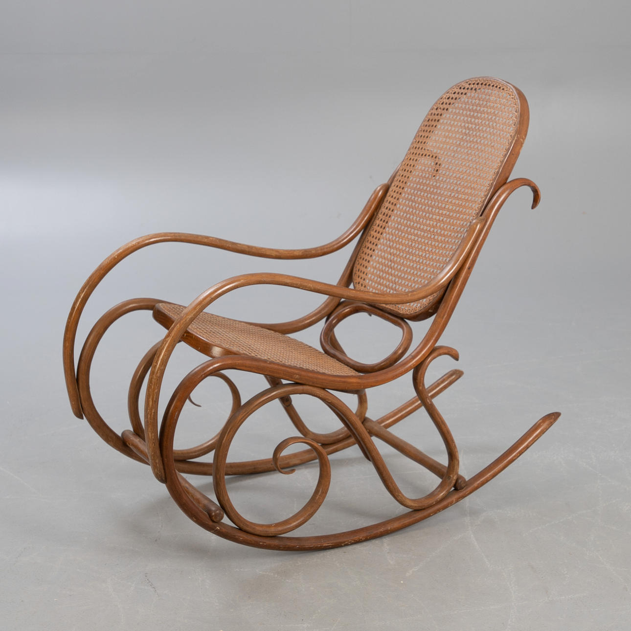 Thonet. gungstol 1900-talet.