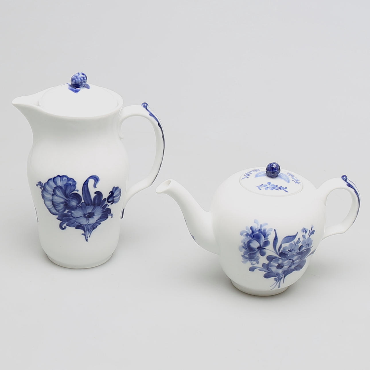 KANNOR i porslin, 2 st, "Blå Blomst" Royal Copenhagen, Danmark.