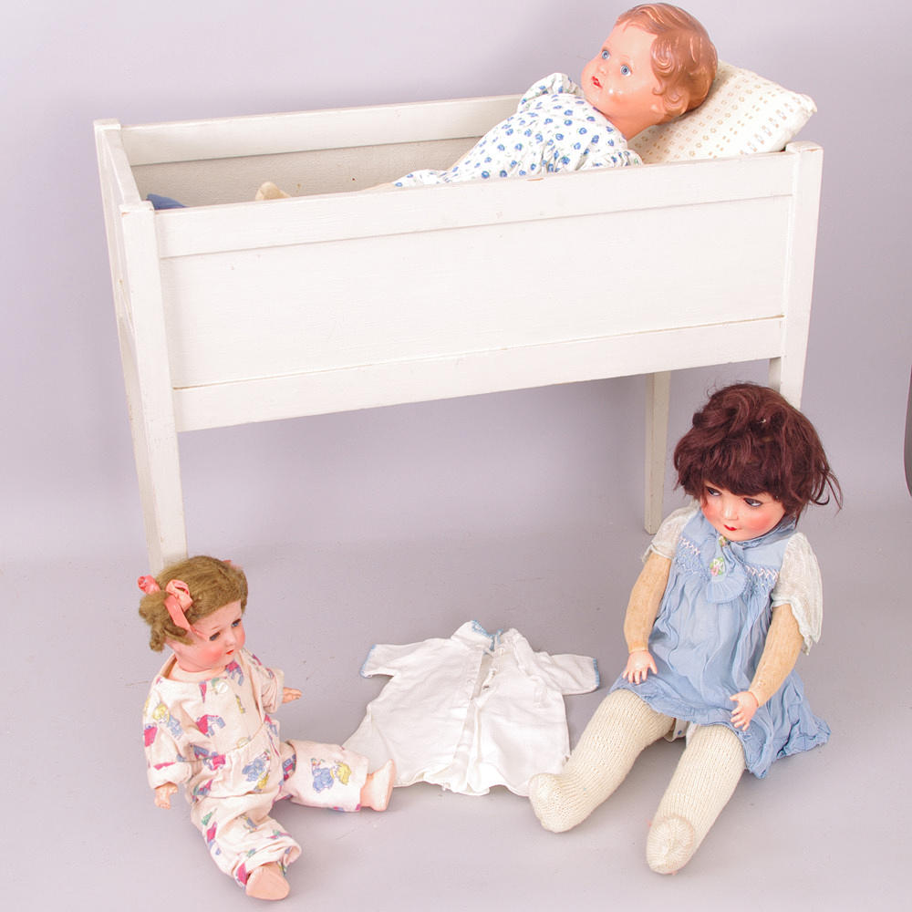 DOCKSÄNG, 3 DOCKOR SAMT TILLBEHÖR, 1900-talets mitt.