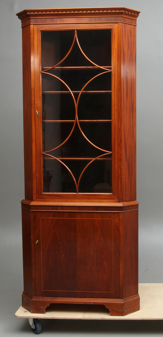 HÖRNVITRINSKÅP, engelsk stil, 1900-tal.