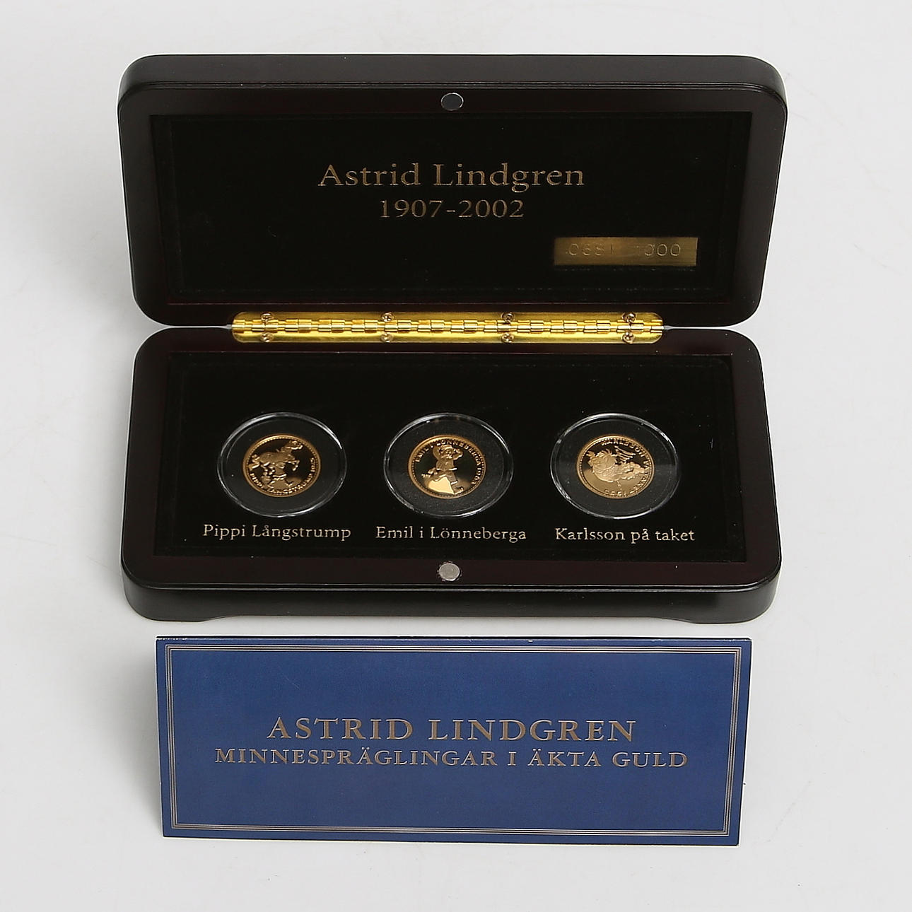 GULDMYNT I ETUI, 3 st, "Pippi Långstrump 1945", "Emil i Lönneberga 1963" samt "Karlsson på taket 1955", Astrid Lindgren 1907-2002. Vikt 25,8 gram.