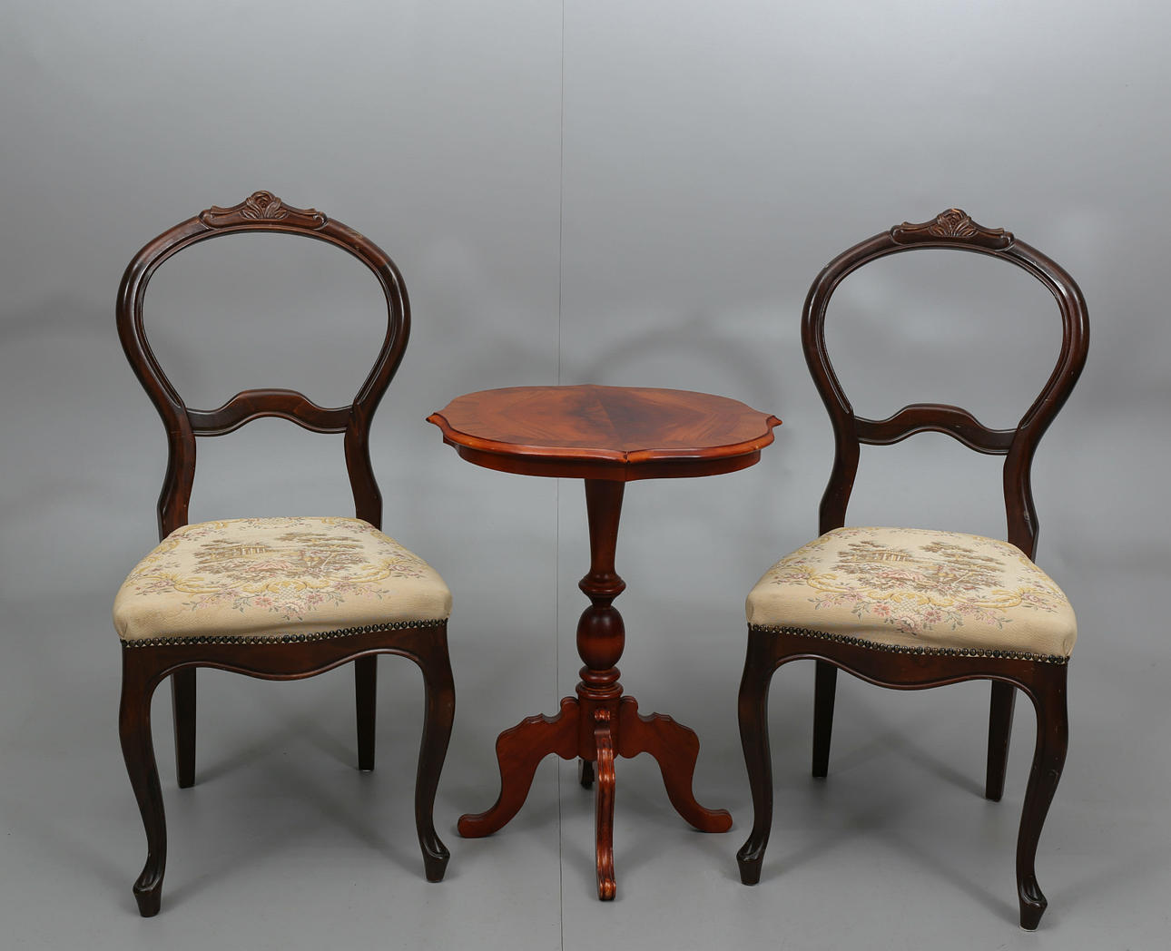 STOLAR OCH BORD, 3 delar, nyrokokostil, 1900-talets andra hälft.