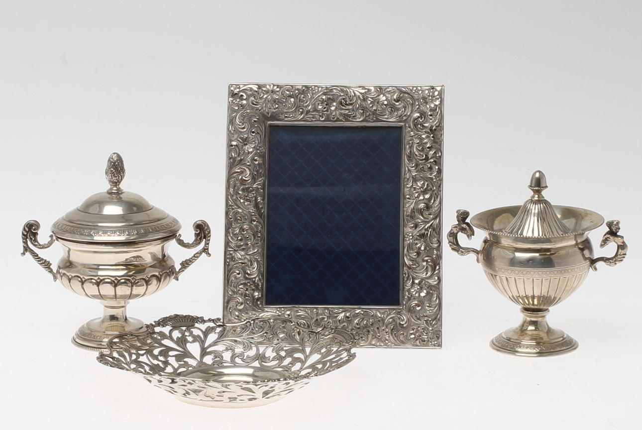 PARTI SILVER, 4 delar, lockskålar, fotoram, fat, 1900-tal. Vikt 437 gram exklusive ram.
