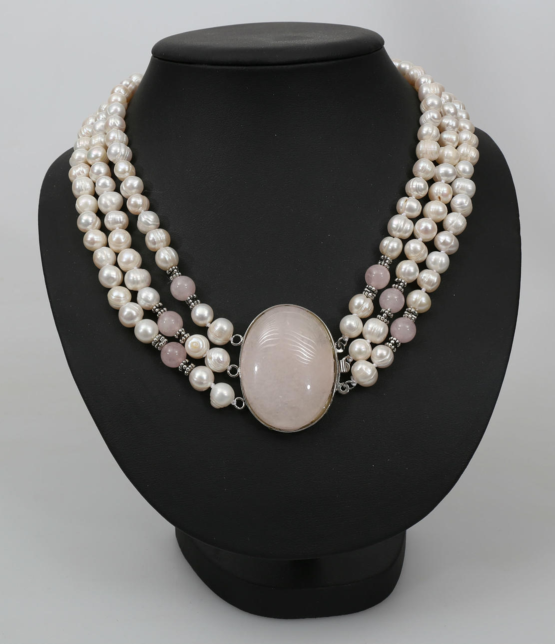 HALSBAND, 3-radigt, sötvattenspärlor och rosenkvarts.