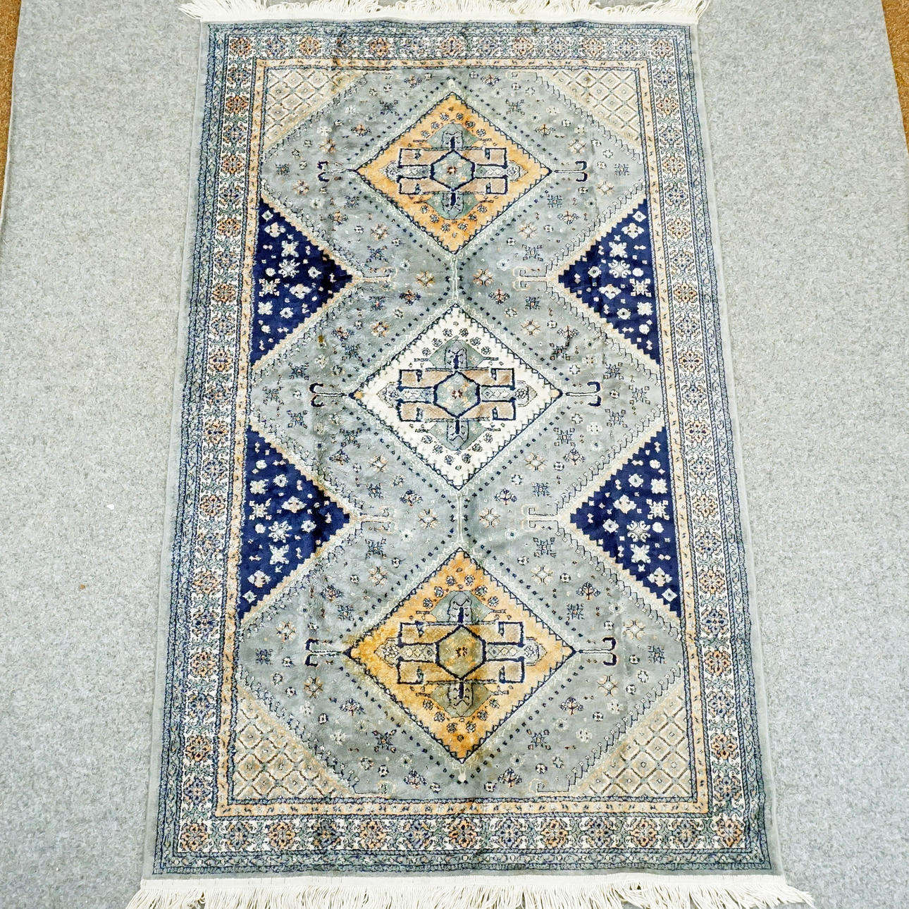 CARPET, oriental, approx. 188 x 115 cm. Machine woven.