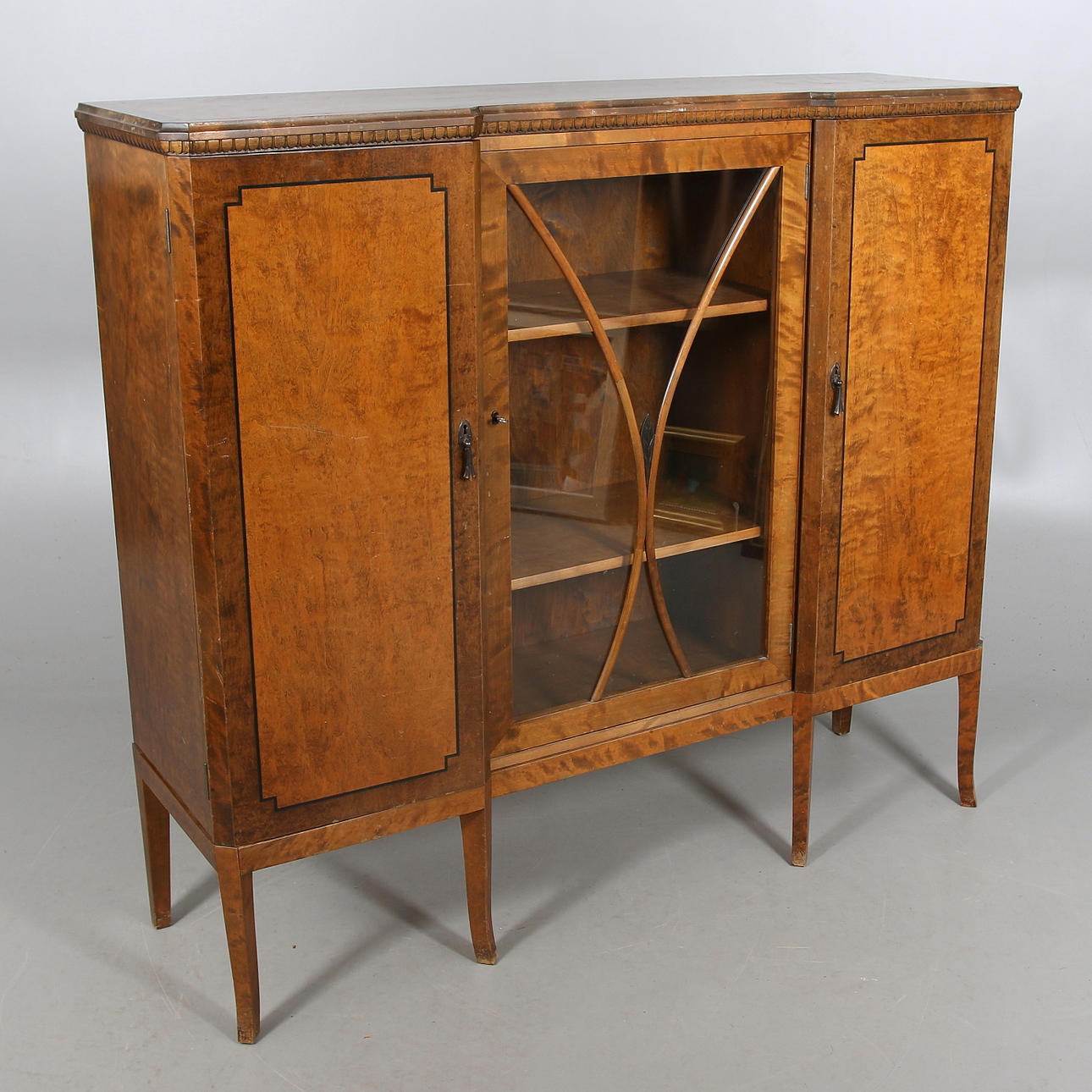 VITRIN/LINNESKÅP, jugend. 1900-talets första hälft.