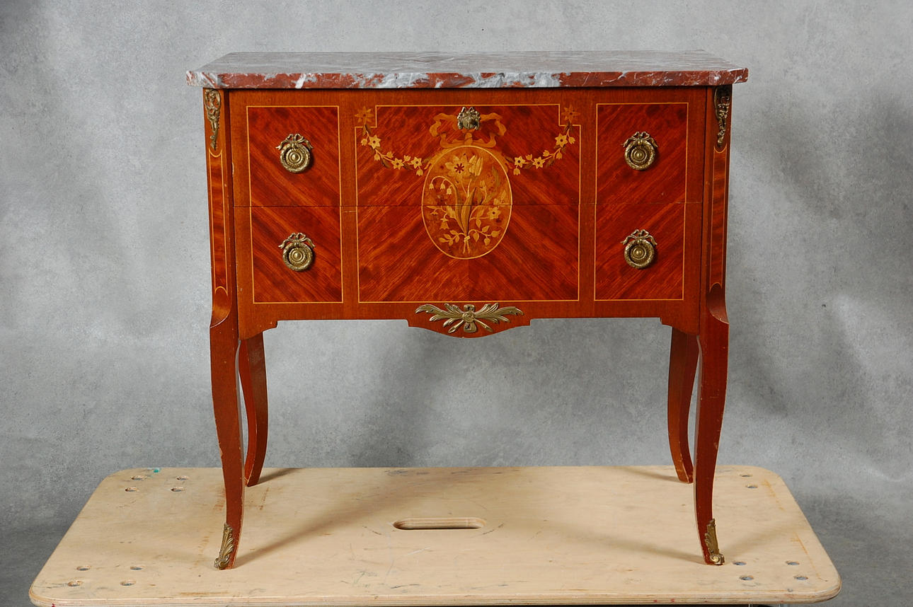 BYRÅ, Gustaviansk stil, 1900-tal.