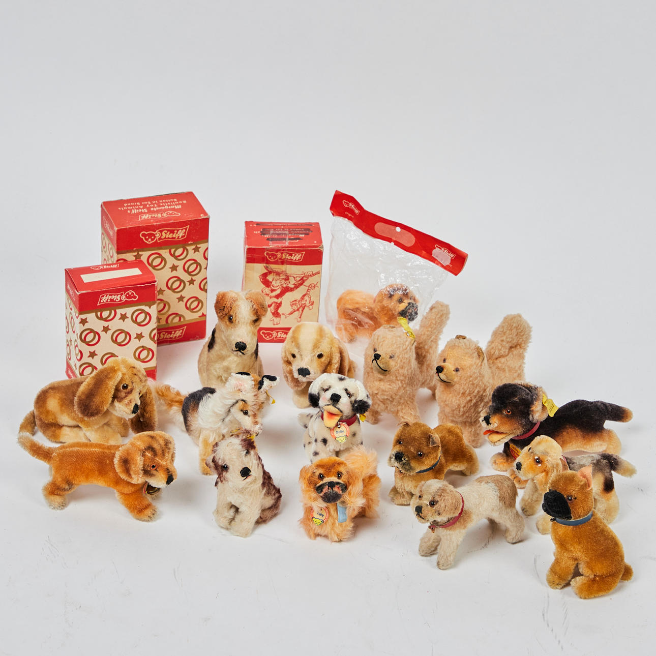 Steiff, stuffed animals / collector's items, collection of small dogs ...