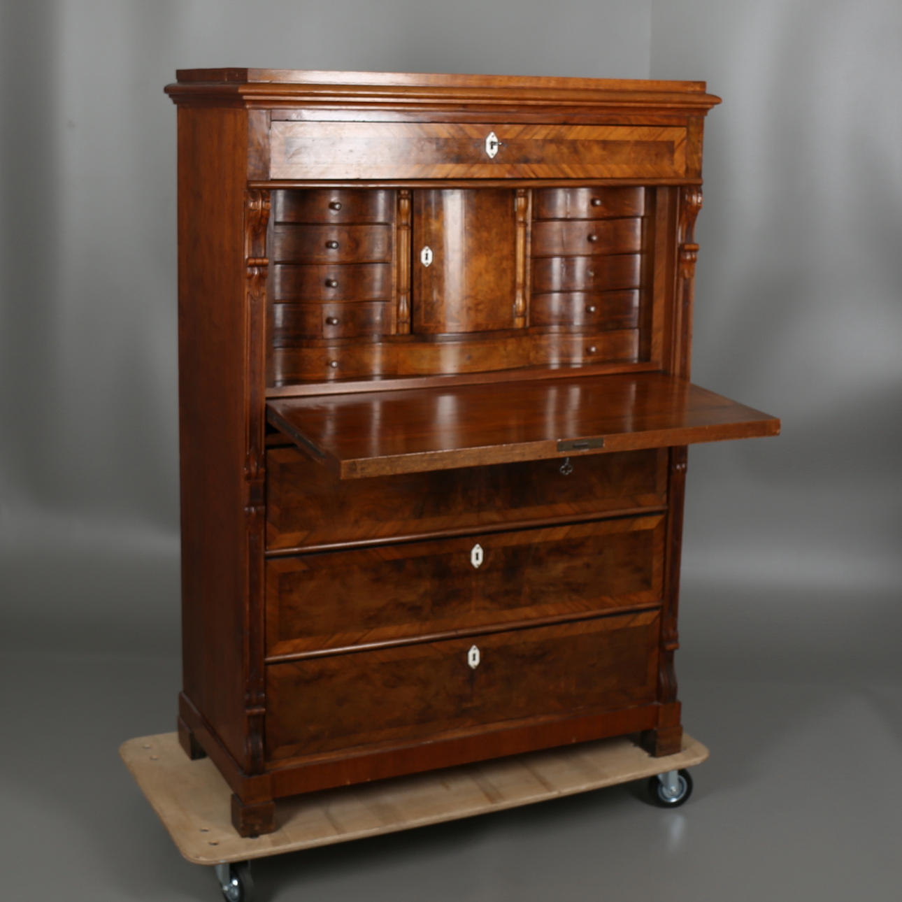 CHIFFONJÉ i mahognyfanér. 1800-talets senare hälft.