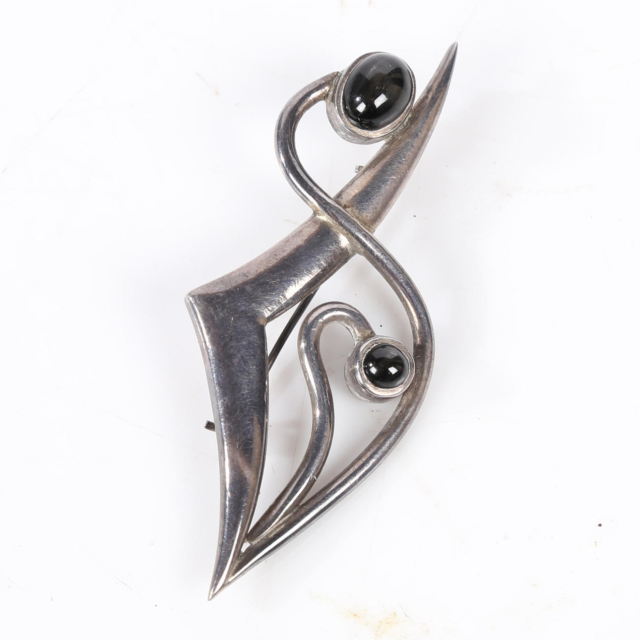 MODERNIST SILVER BROOCH.