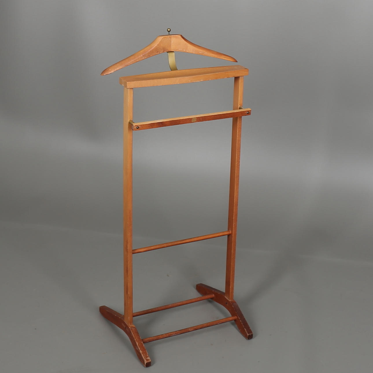 HERRBETJÄNT i lövträ, Fratello Reguitti, Brevettato, Italien, 1900-tal andra hälft.