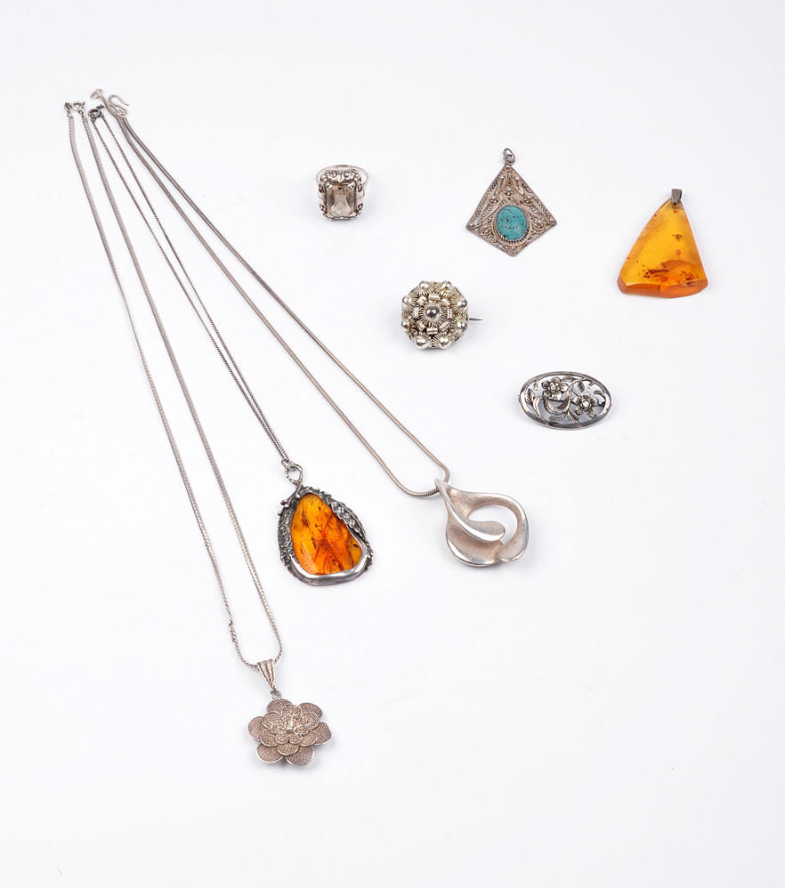 KONVOLUT SILBERSCHMUCK. Uppsättning av 11 bitar av olika legering silver smycken.