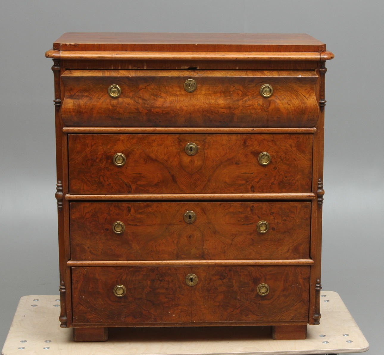 BYRÅ, delvis rotfanerad, 1800-tal.