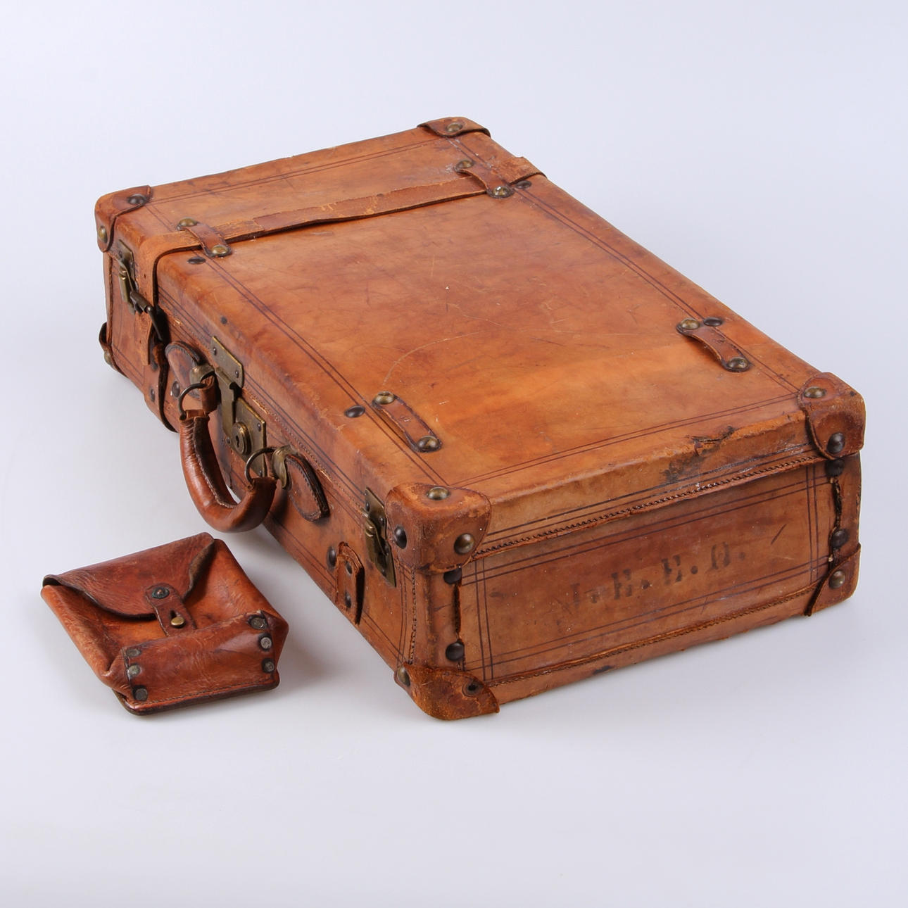 RESVÄSKA, samt ammunitionsväska, läder, 1900-talets första hälft.