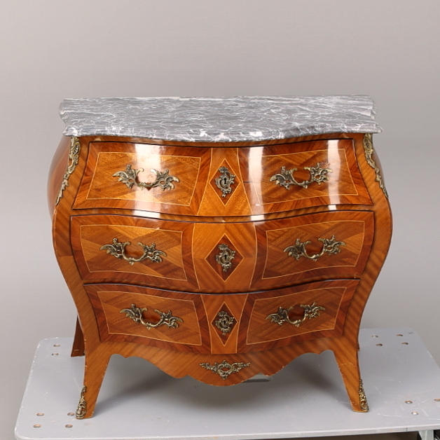 BYRÅ med stenskiva, rokokostil, 1900-talets andra hälft.