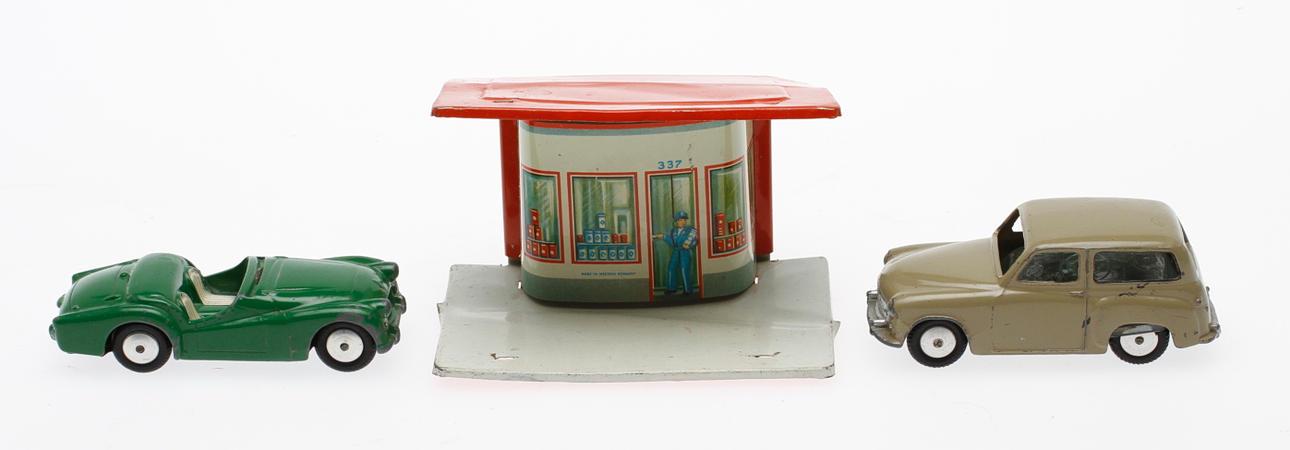 LEKSAKER, 3 delar, plåt, BILAR, Corgi Toys samt BENSINMACK, 1950/60-tal.