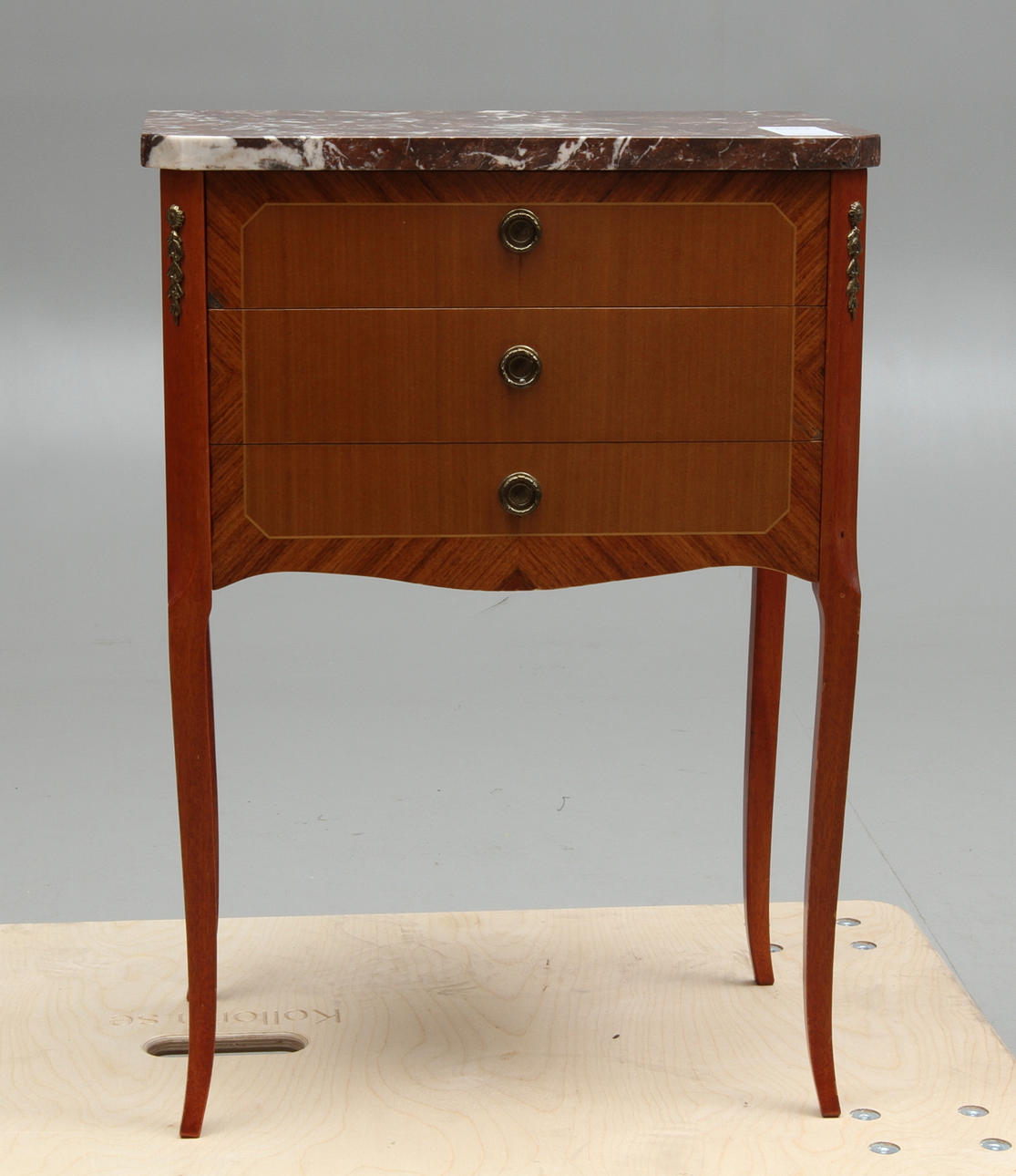 BYRÅ med stenskiva, 1900-tal.