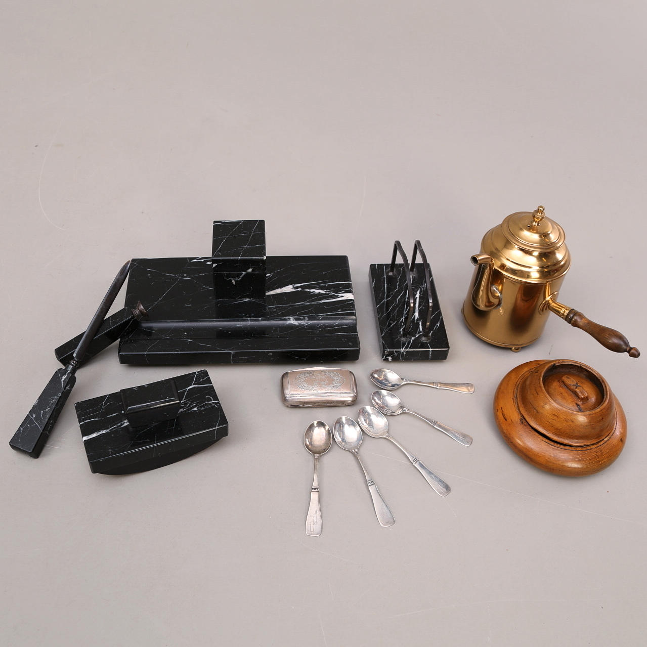 DIVERSE FÖREMÅL, skrivbordsset marmor, serveringskanna mässing Skultuna bruk , silver vikt 114 gram.