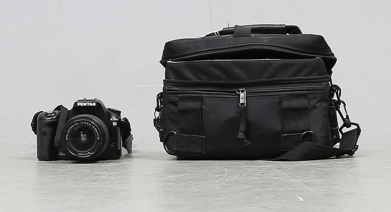 SYSTEMKAMERA, digital, Pentax K100 D, med objektiv.