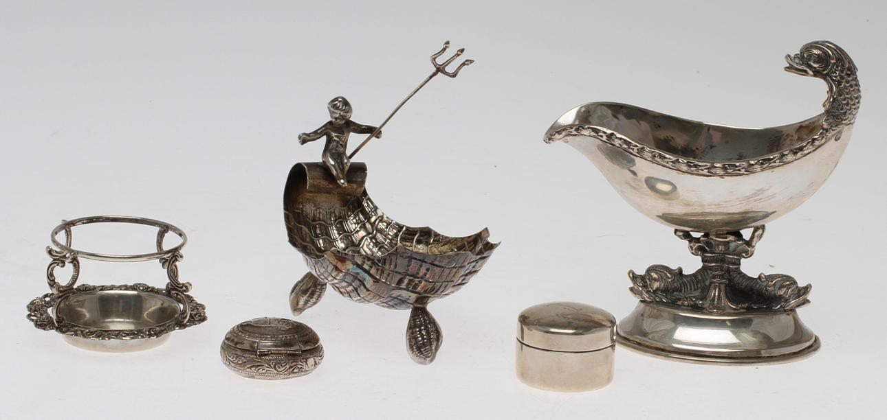 PARTI SILVER, 5 delar, pillerdosor, såssnipa, bordsdekorationer, 1900-tal. Vikt 300 gram.