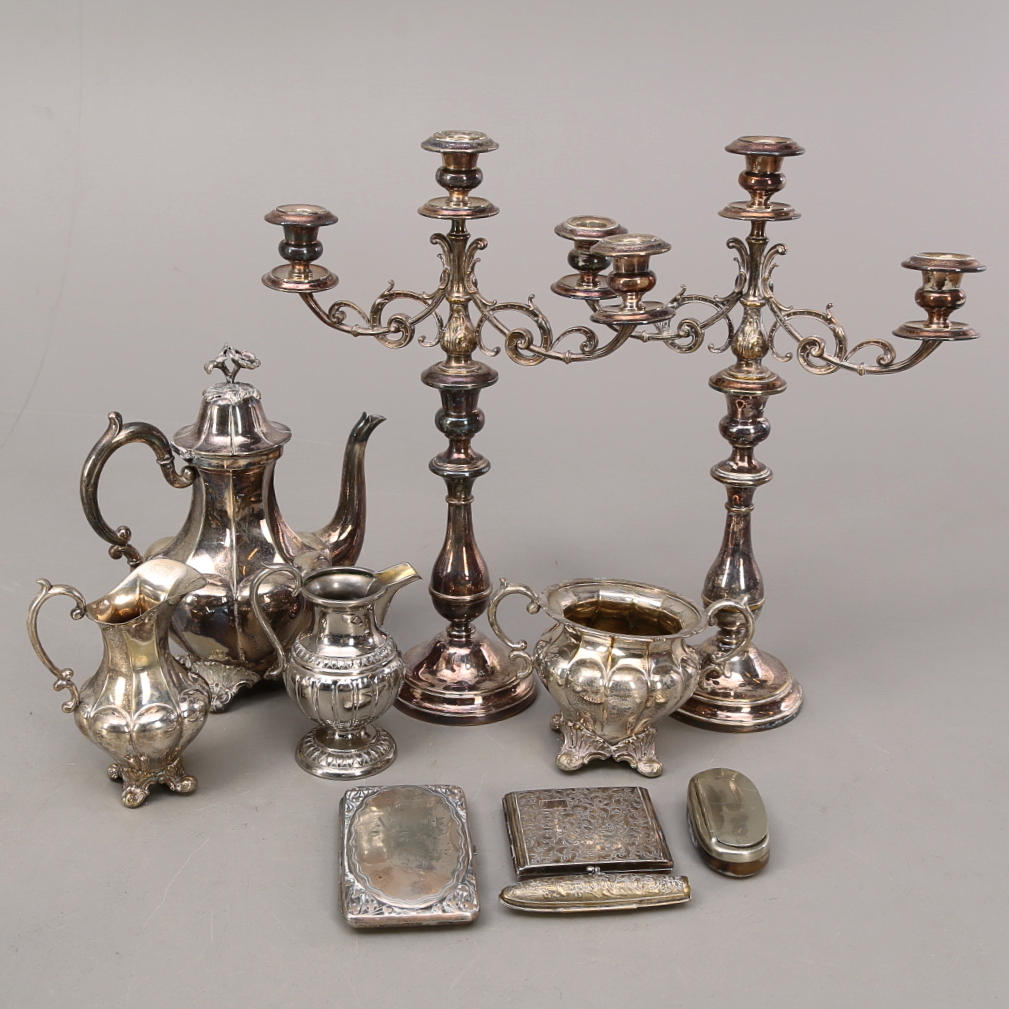 NYSILVERFÖREMÅL, 10 st, kaffeset, kandelabrar, askar, 1900-talets första hälft.