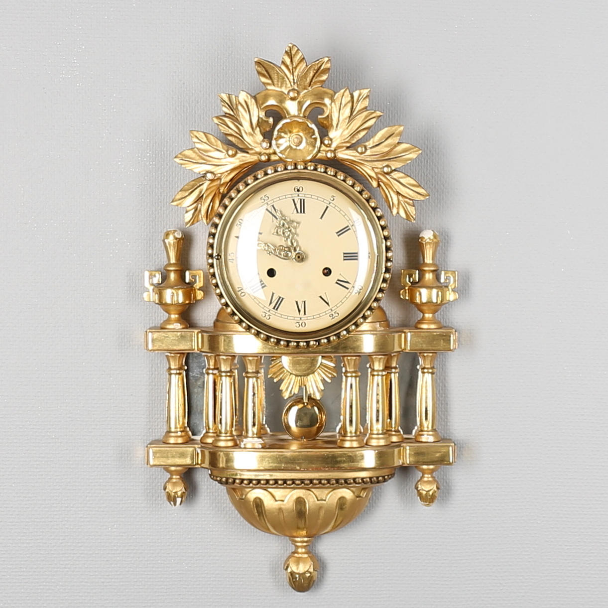 VÄGGUR i förgyllt trä, gustaviansk stil, 1940/50-tal.