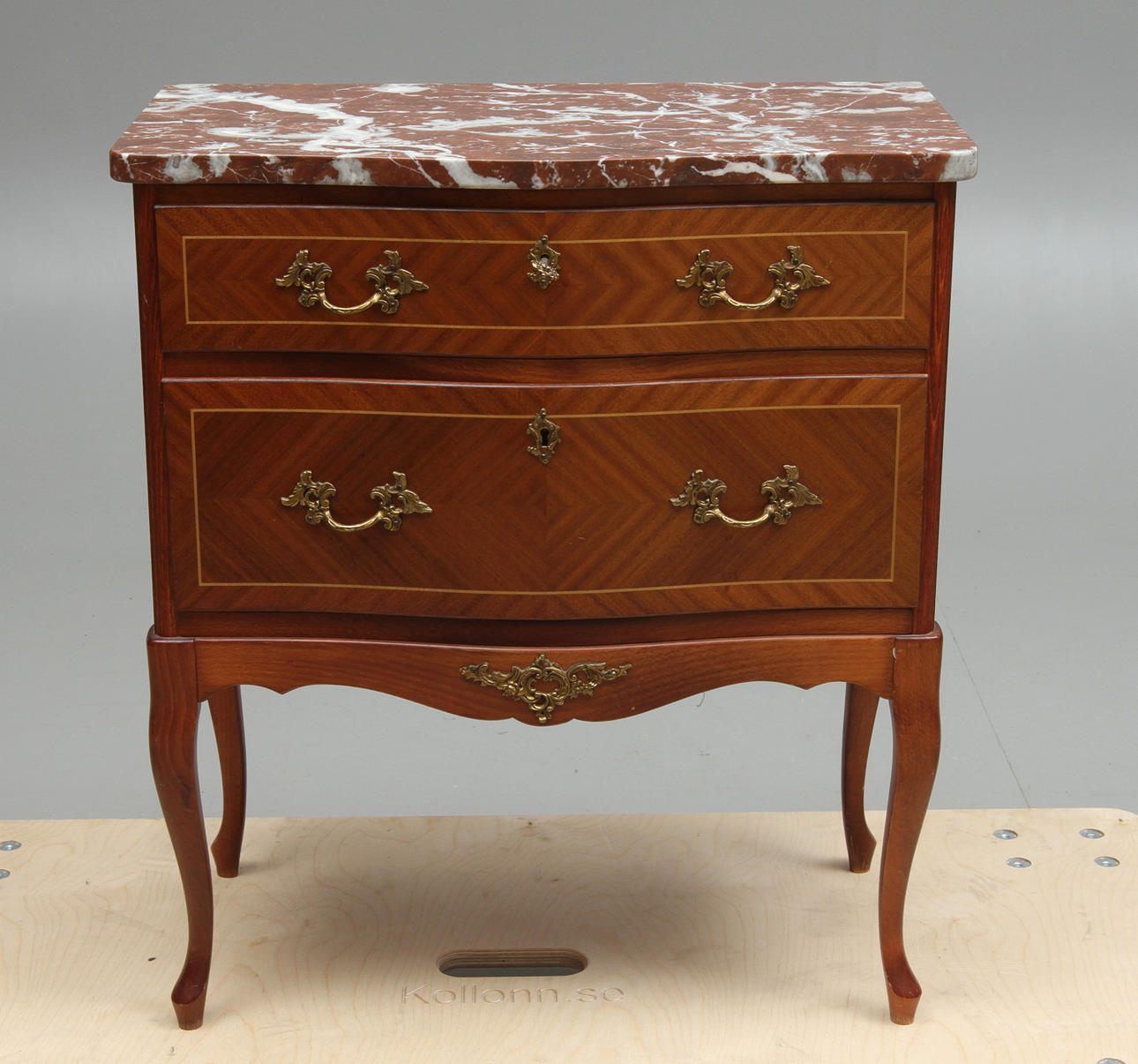 BYRÅ med stenskiva, 1900.tal.