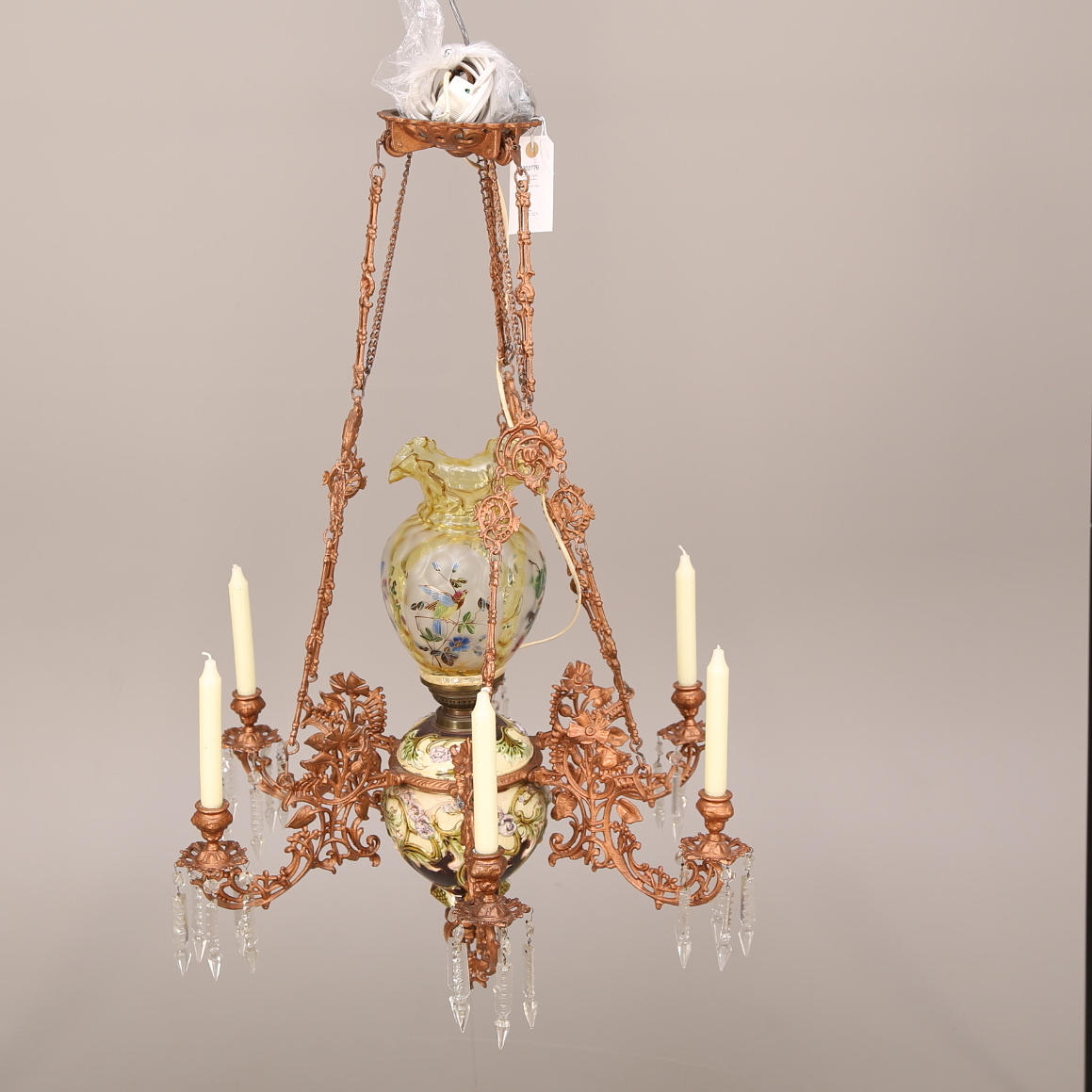 TAKFOTOGENLAMPA, majolika, 1800-tal, elektrifierad, höjd 94 cm.