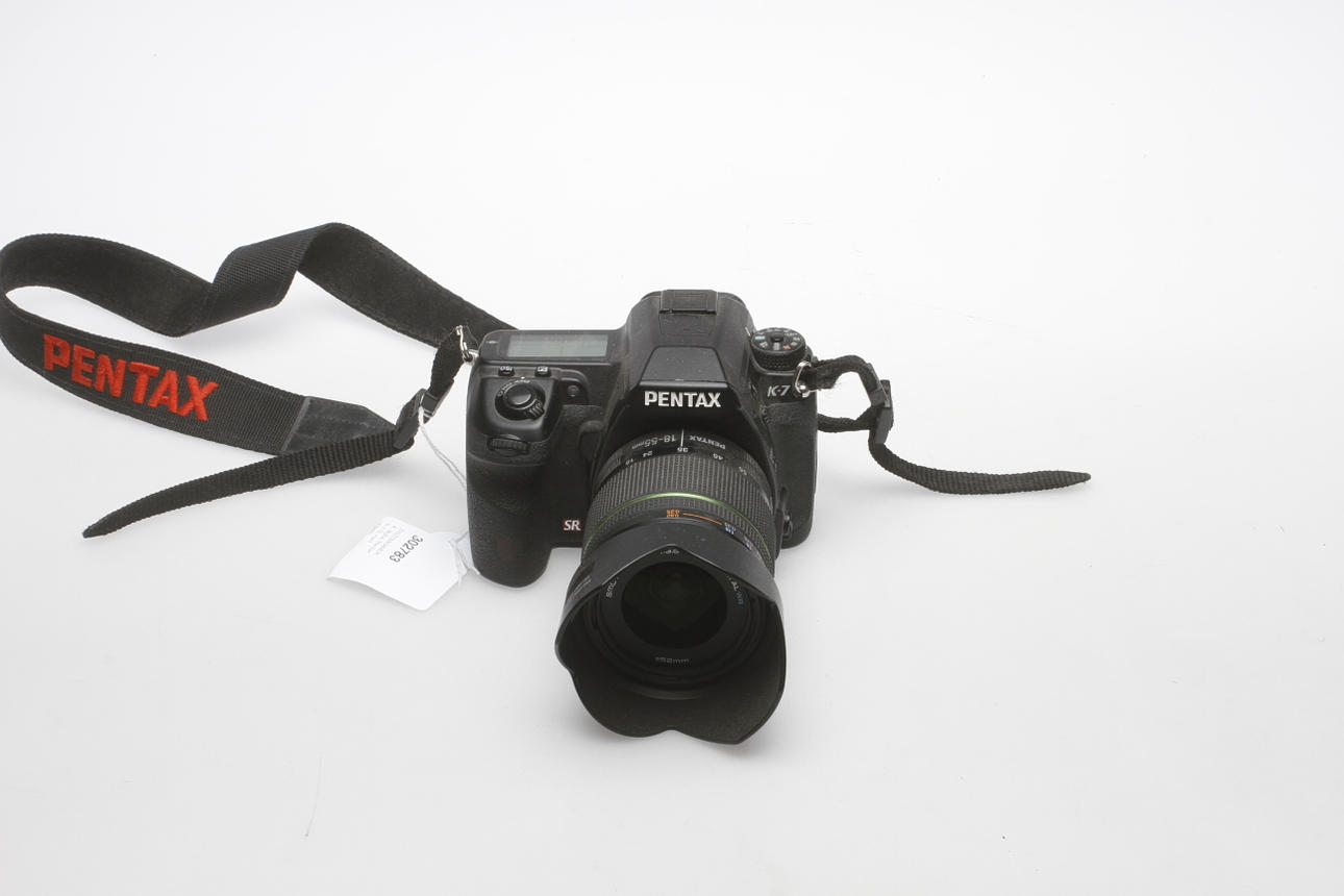 SYSTEMKAMERA, digital, Pentax K-7 D, med objektiv.