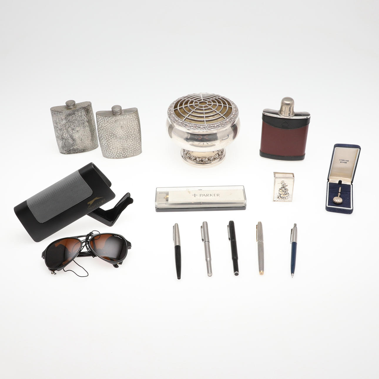 UN MONTÓN MIXTO DE COLECCIONABLES.