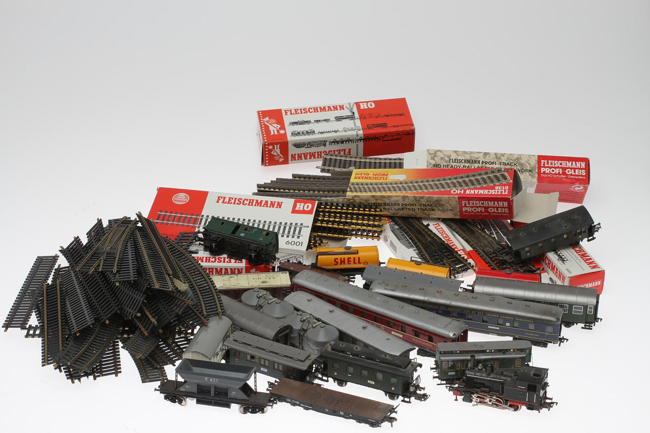 MODELLTÅG FLEISCHMANN ånglok 1315, cirka 20 vagnar, räls och växlar.