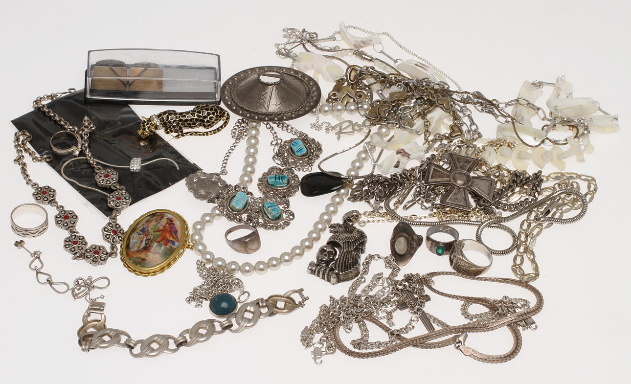 PARTI SMYCKEN, bland annat i silver.