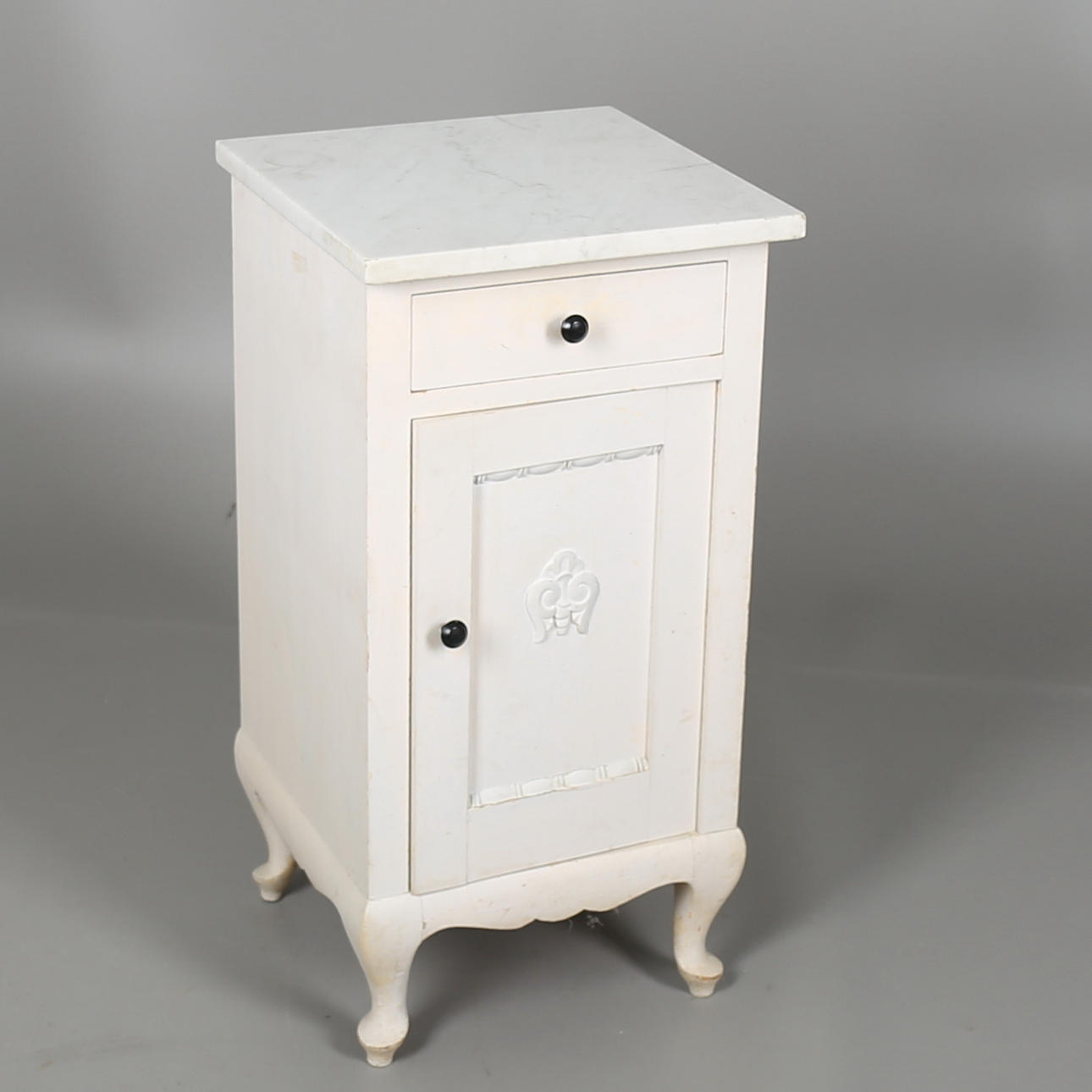 NATTYGSBORD i gustaviansk stil, marmorskiva, 1900-tal.