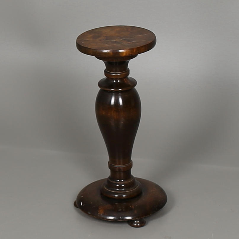 PIEDESTAL i svarvat trä, bestat, 1900-tal.