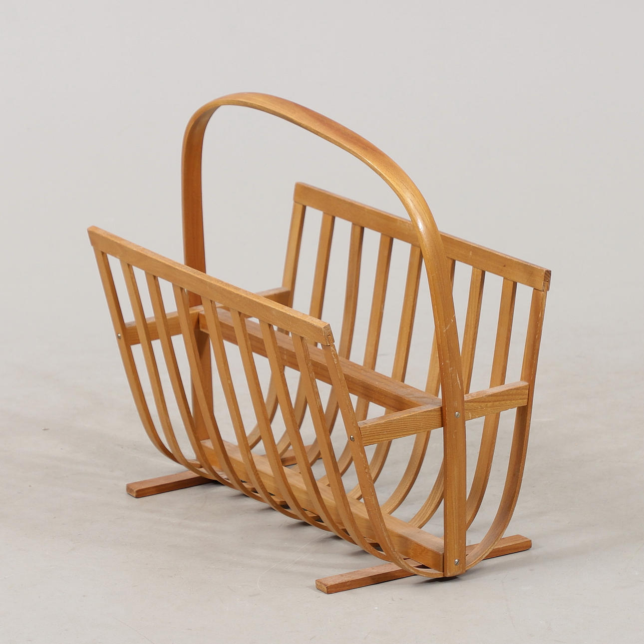 TIDNINGSSTÄLL, trä, 1900-talets andra hälft.