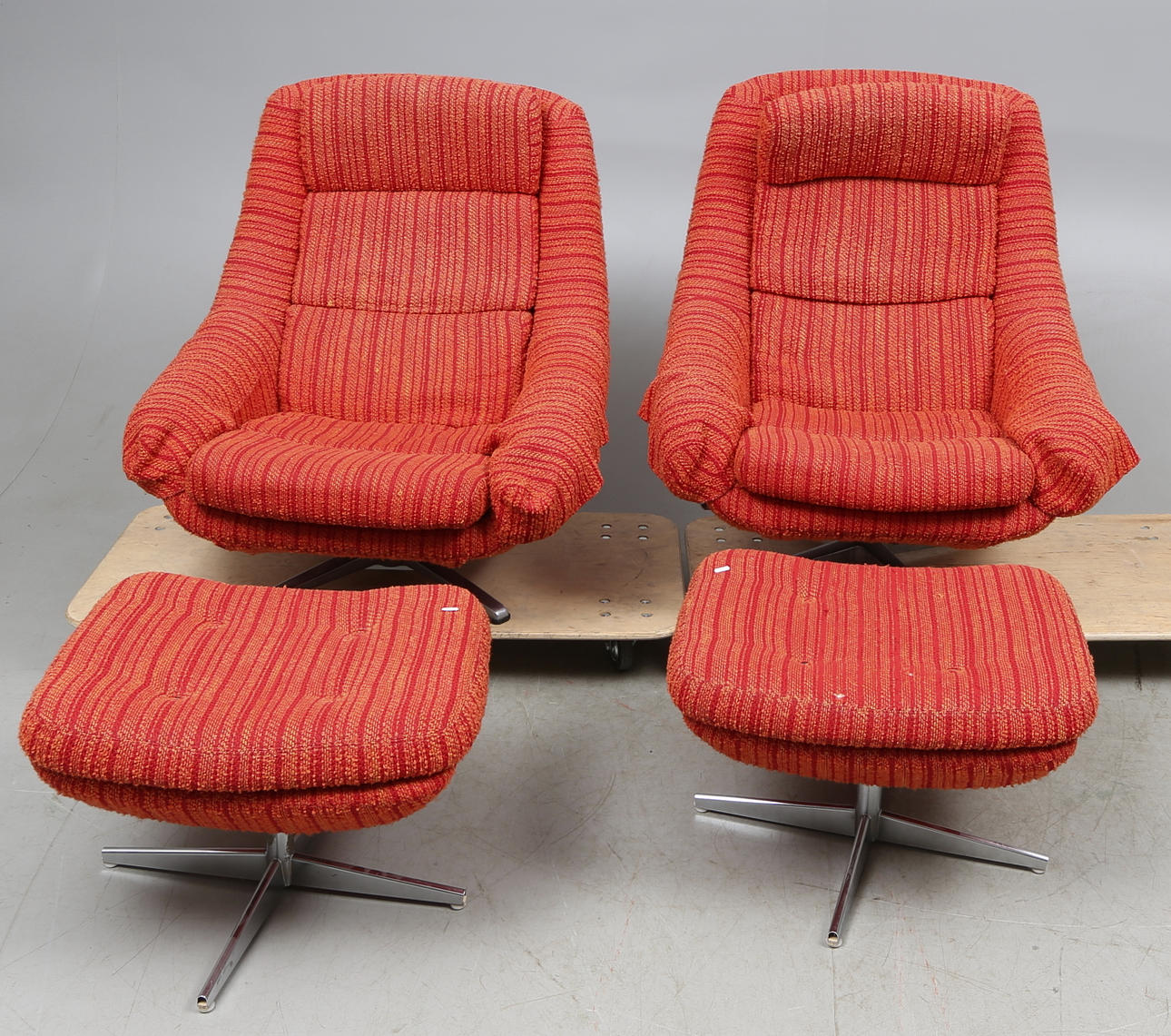 SNURRFÅTÖLJER med FOTPALLAR, ett par, 1970-tal.