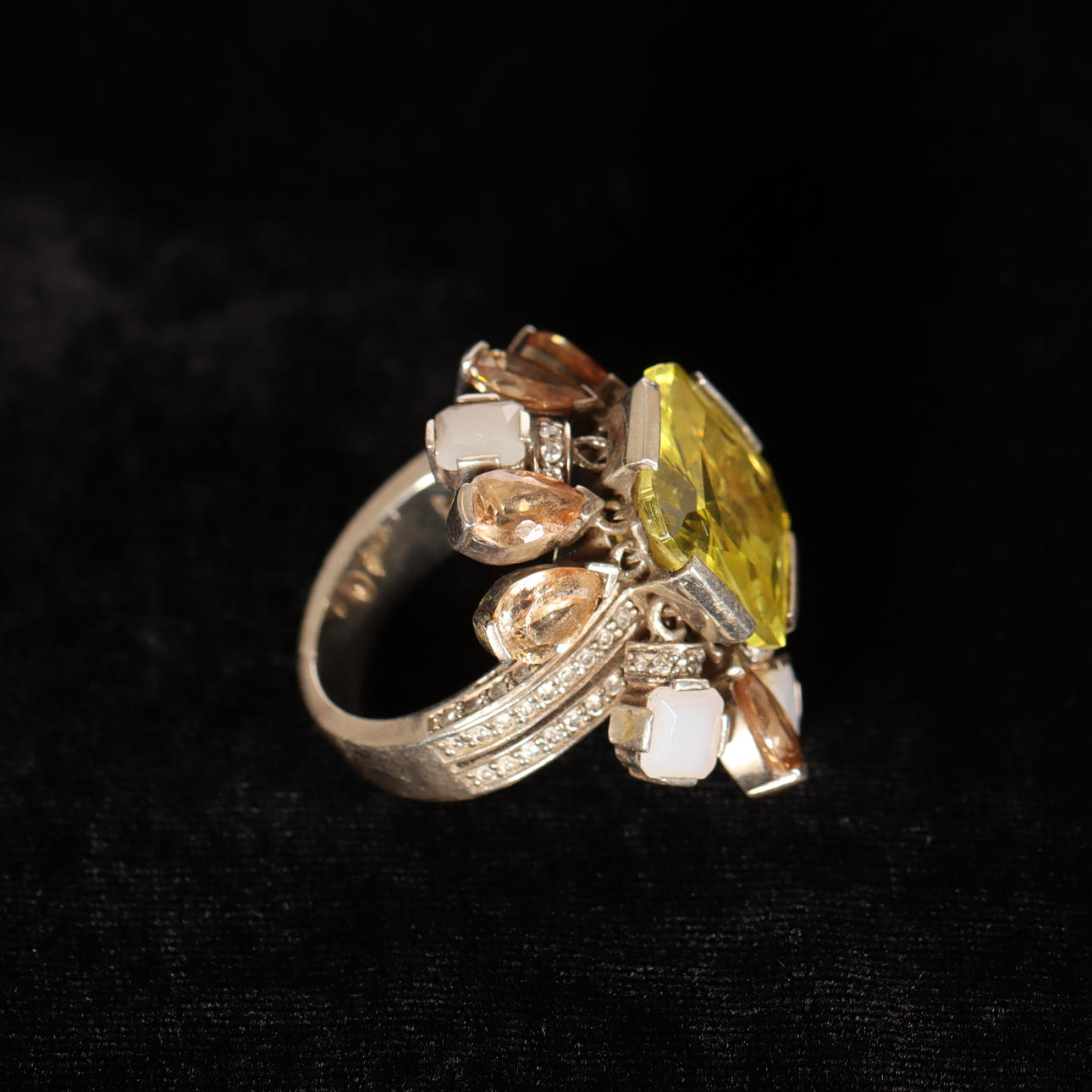 RING with peridot, silver.