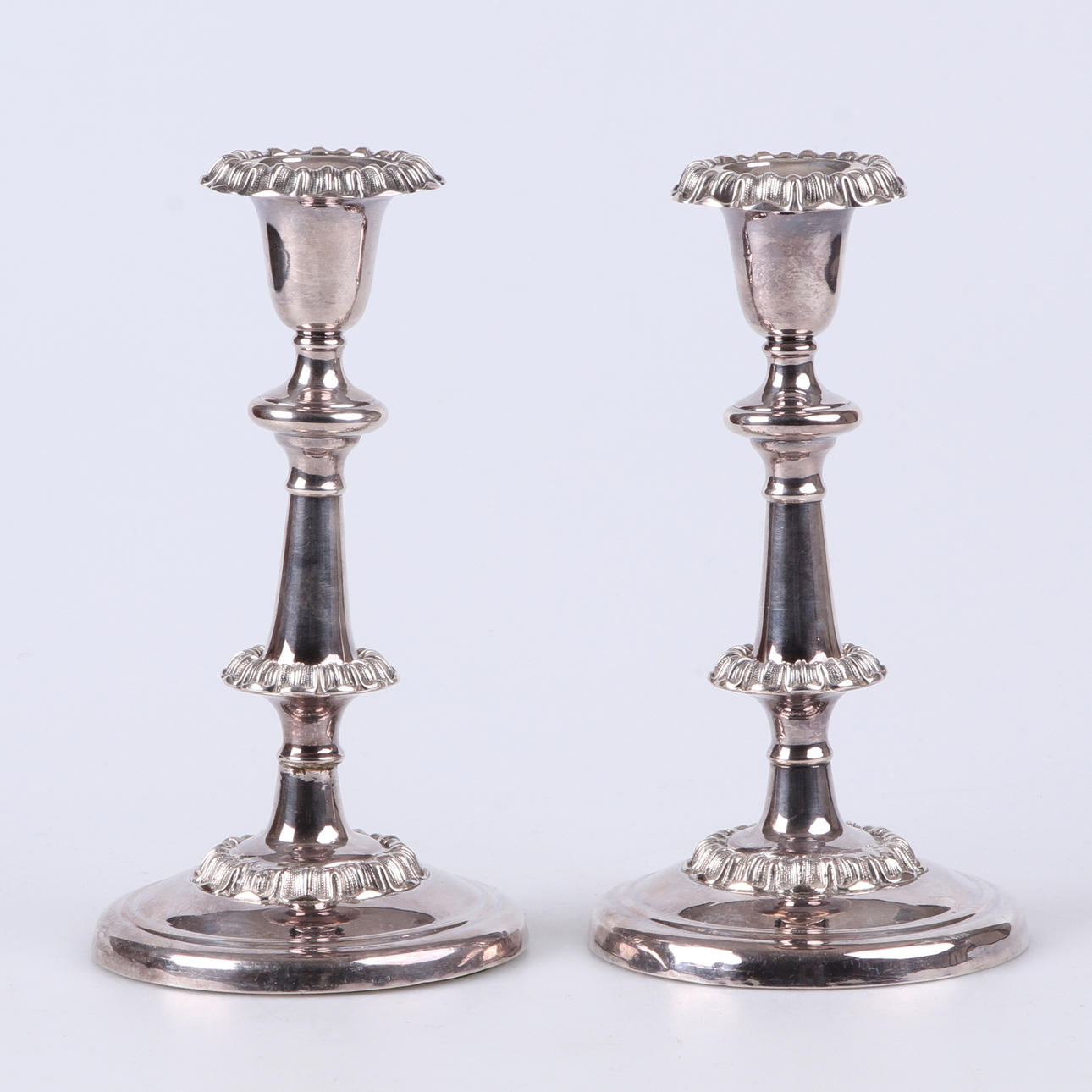 LJUSSTAKAR, ett par, nysilver, 1900-tal.
