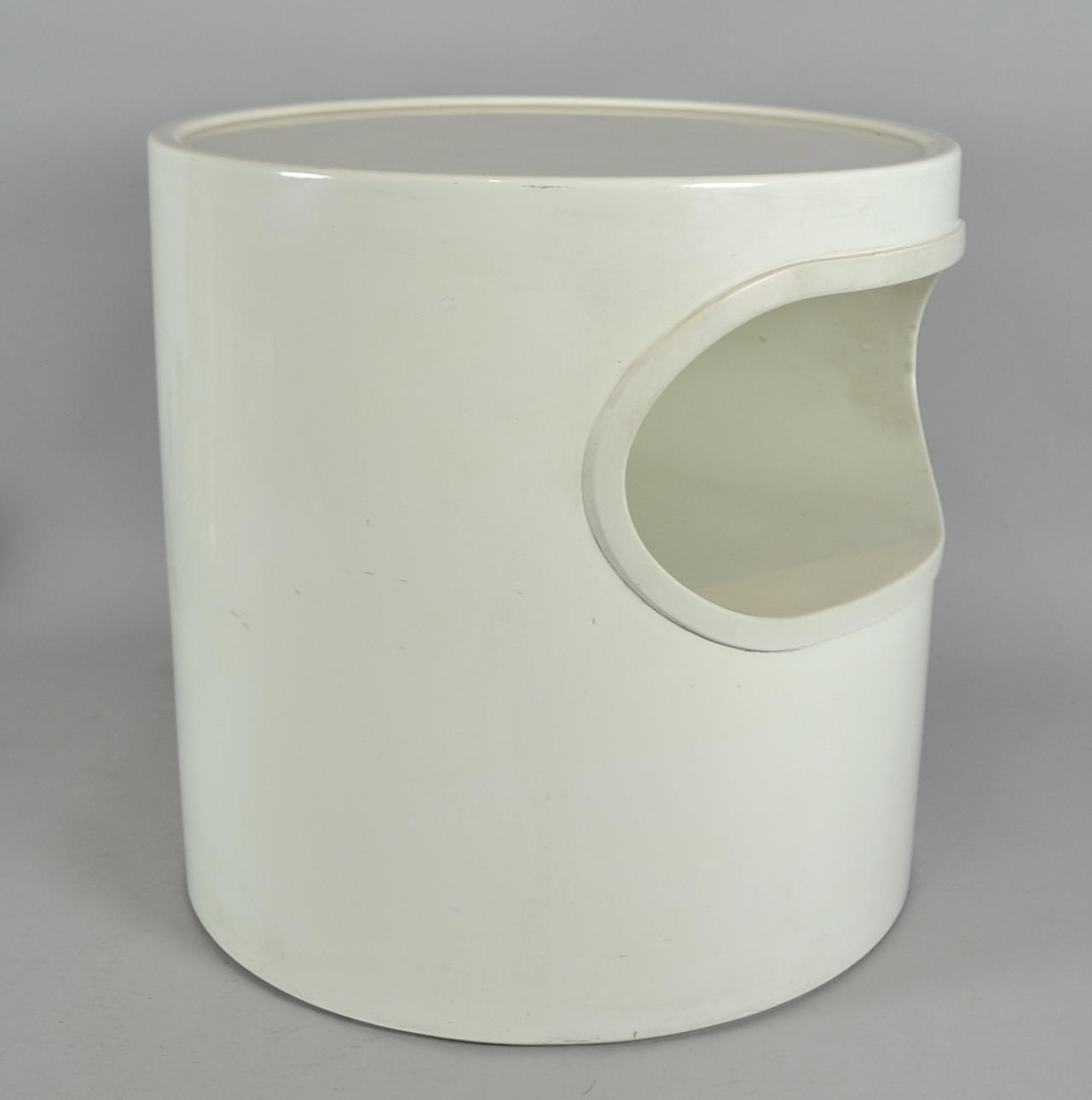 EMMA GISMONDI SCHWEINBERGER. Giano Vano design sidobord.